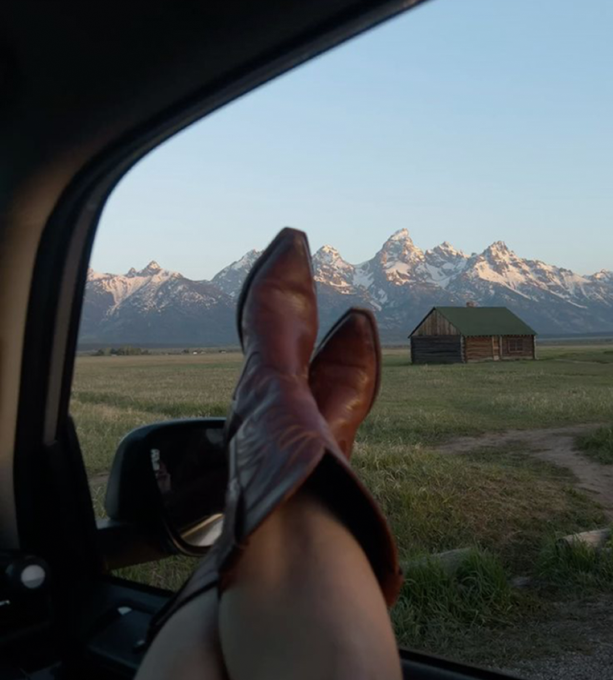 What Women Actually Text Their Friends After a First Date